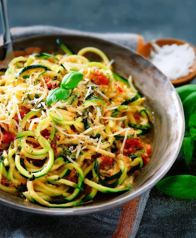 Zucchini-Spaghetti in cremiger Sauce– Zoodles