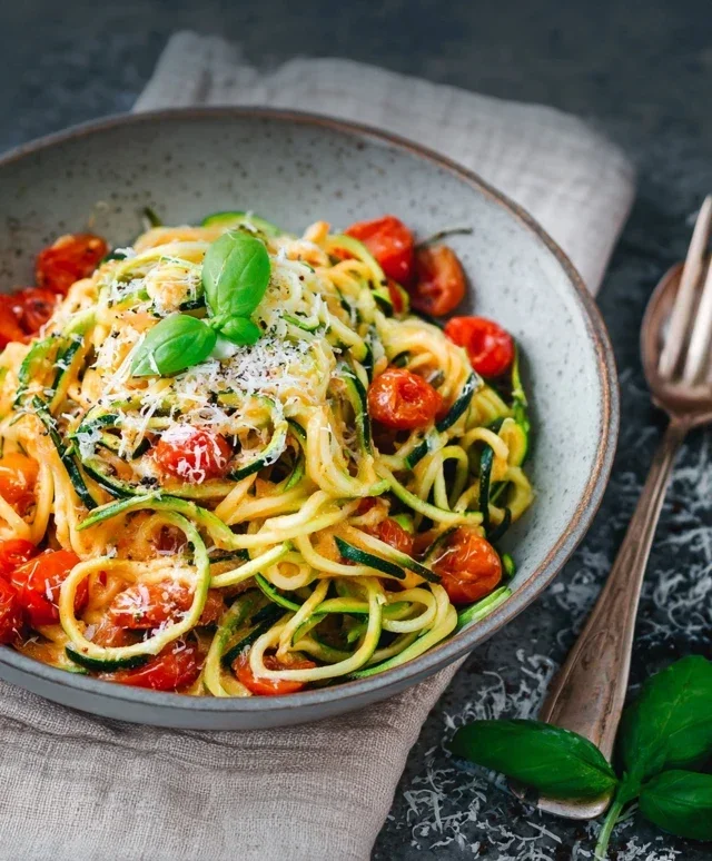 Zucchini-Spaghetti in cremiger Sauce– Zoodles